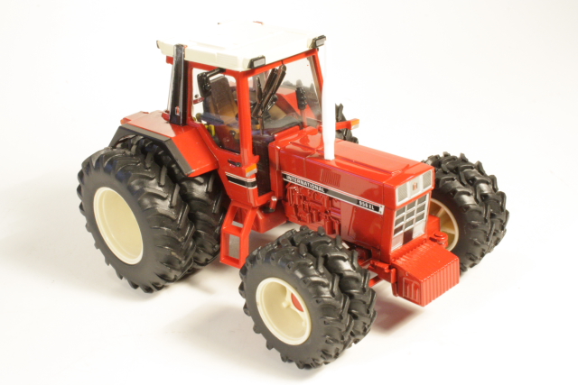 International 956XL 1982 + paripyörät, punainen