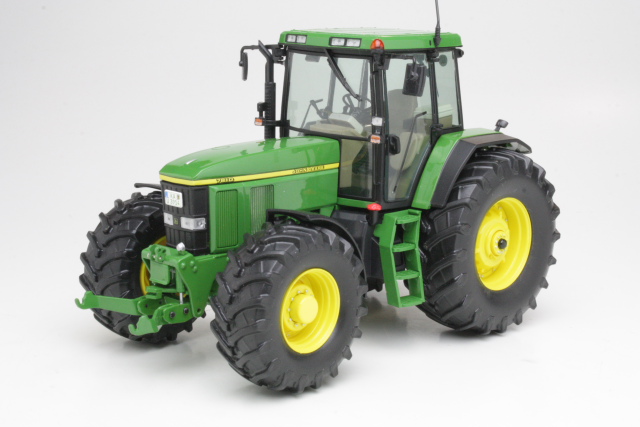 John Deere 7810, green
