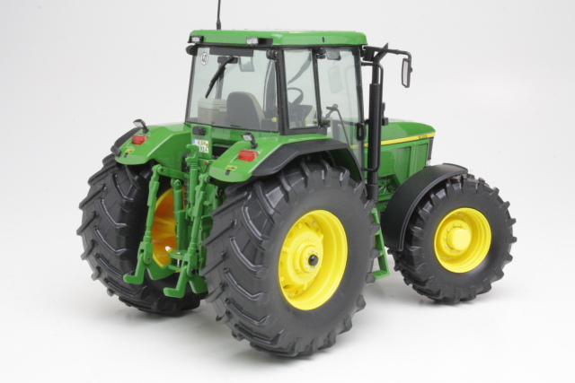 John Deere 7810, green