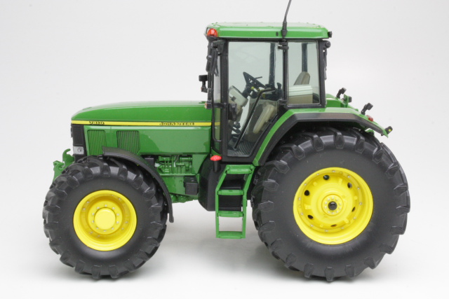 John Deere 7810, green