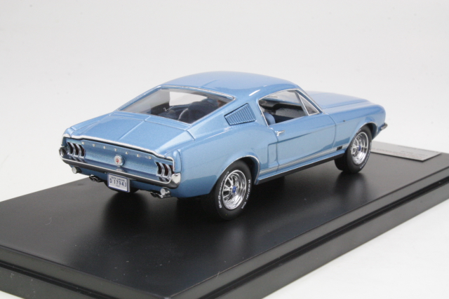 Ford Mustang GT Fastback 1967, vaaleansininen