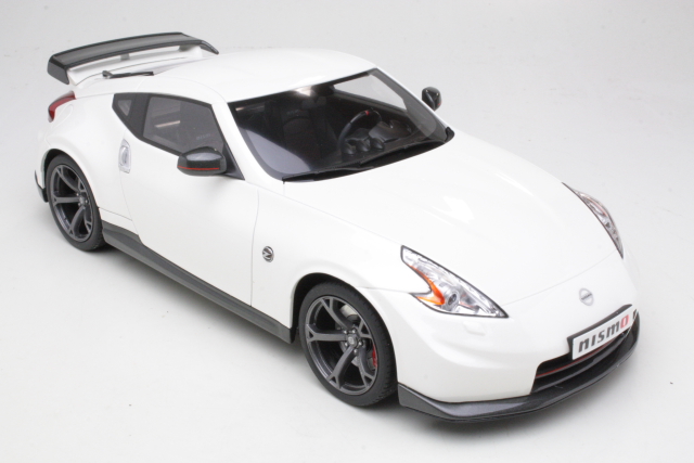 Nissan 370Z Nismo 2009, valkoinen - Sulje napsauttamalla kuva