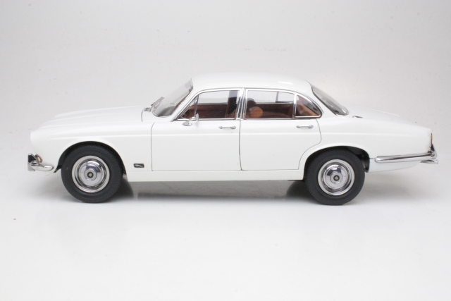 Jaguar XJ6 2.8 1971, white