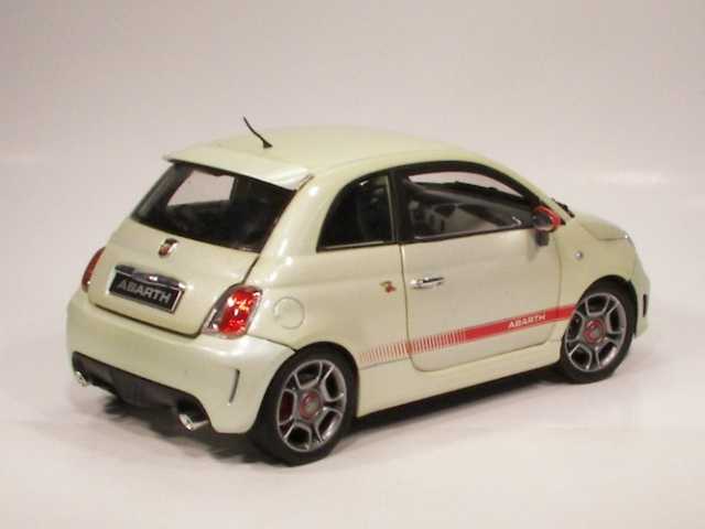 Fiat 500 Abarth 2008, valkoinen 1:18 - Sulje napsauttamalla kuva