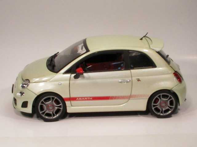 Fiat 500 Abarth 2008, valkoinen 1:18 - Sulje napsauttamalla kuva