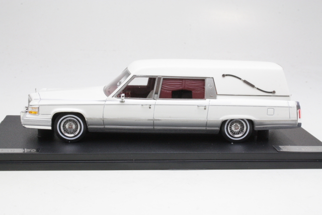Cadillac Eureka Concours Hearse 1991, white