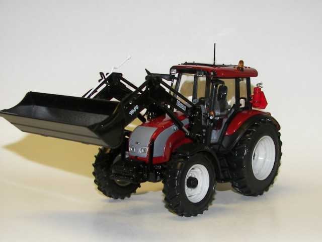 Valtra C-Sarja etukuormaajalla, punainen