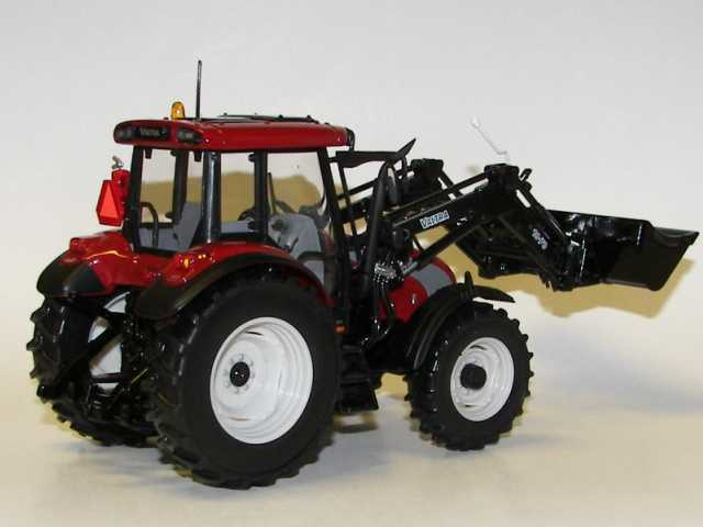 Valtra C-Sarja etukuormaajalla, punainen