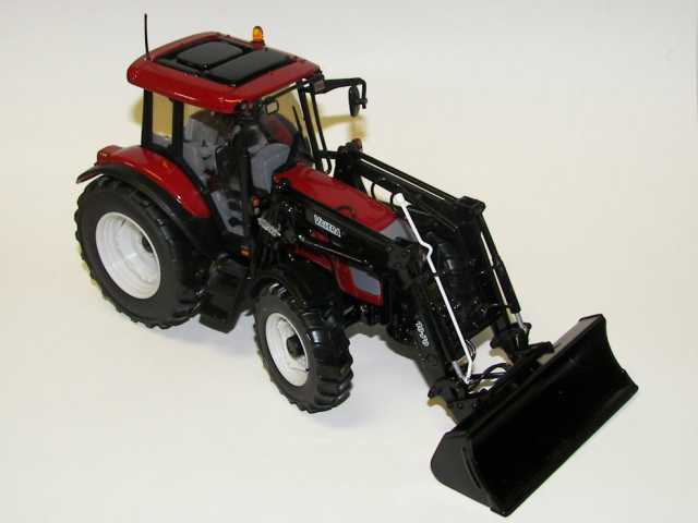 Valtra C-Sarja etukuormaajalla, punainen
