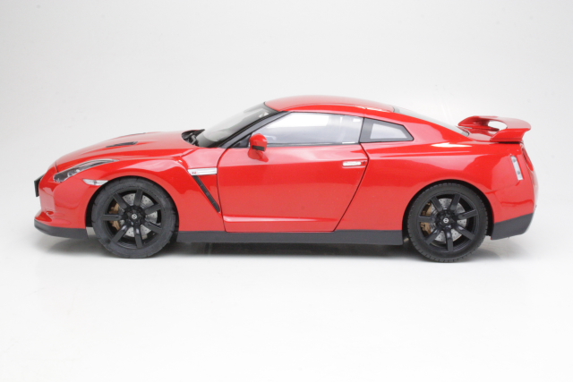 Nissan GTR R-35 2008, punainen
