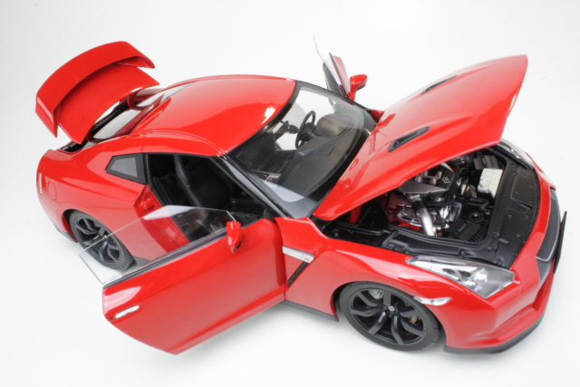 Nissan GTR R-35 2008, punainen