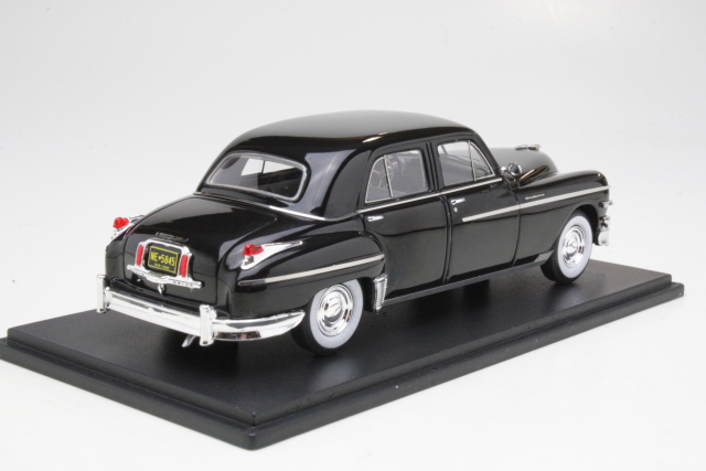 Chrysler New Yorker Sedan 1945, musta
