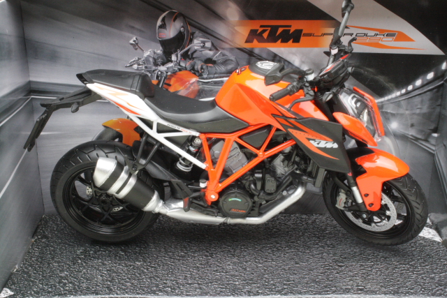 KTM 1290 Super Duke R, orange