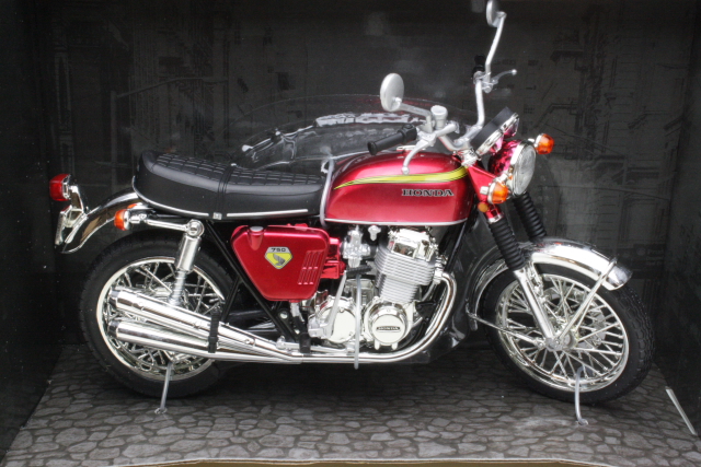 Honda CB750 K0, punainen - Sulje napsauttamalla kuva