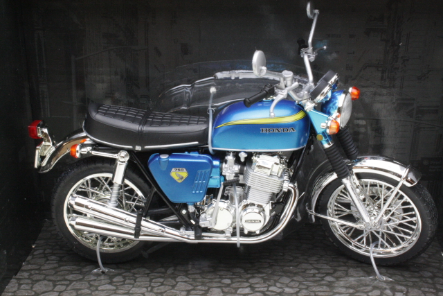 Honda CB750 K0, sininen - Sulje napsauttamalla kuva