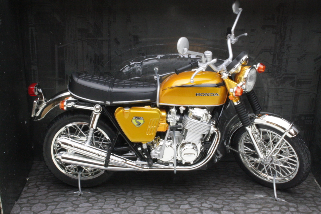 Honda CB750 K0, kulta - Sulje napsauttamalla kuva