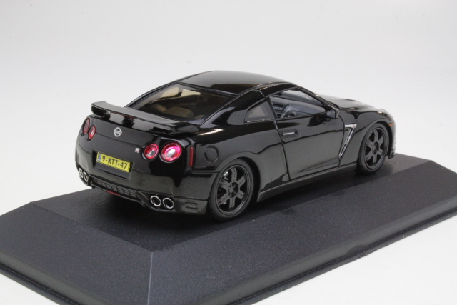 Nissan GT-R35 2014, musta