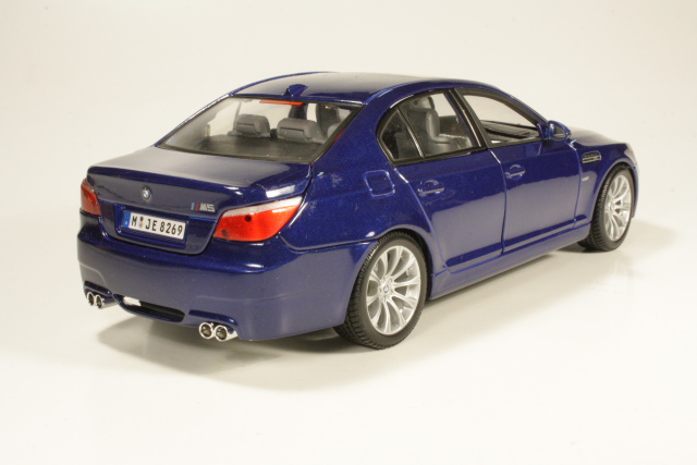 BMW M5 (e60) 2005, sininen