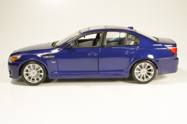 BMW M5 (e60) 2005, sininen