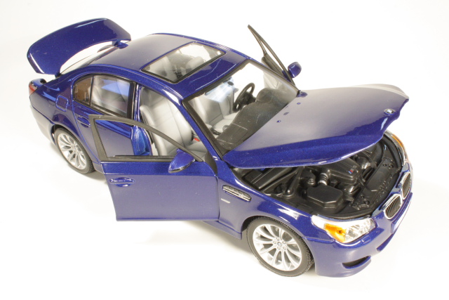 BMW M5 (e60) 2005, sininen