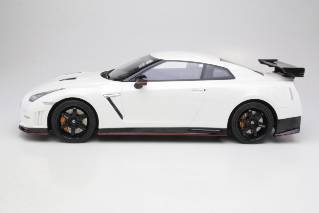 Nissan Skyline R35 Nismo, white
