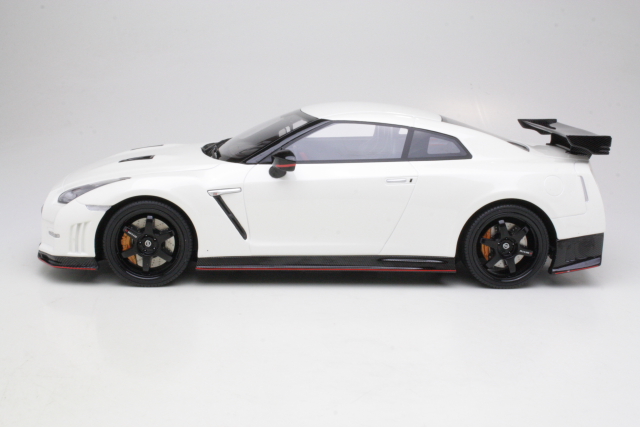 Nissan Skyline R35 Nismo, valkoinen - Sulje napsauttamalla kuva