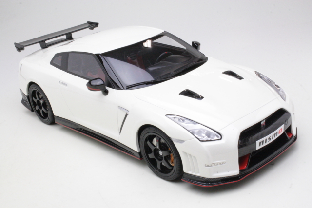 Nissan Skyline R35 Nismo, white