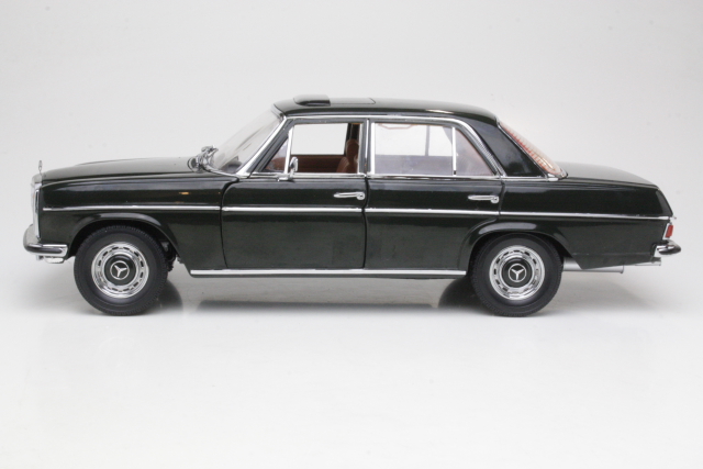 Mercedes 220 (W115) 1968 "Strich 8", tummanvihreä