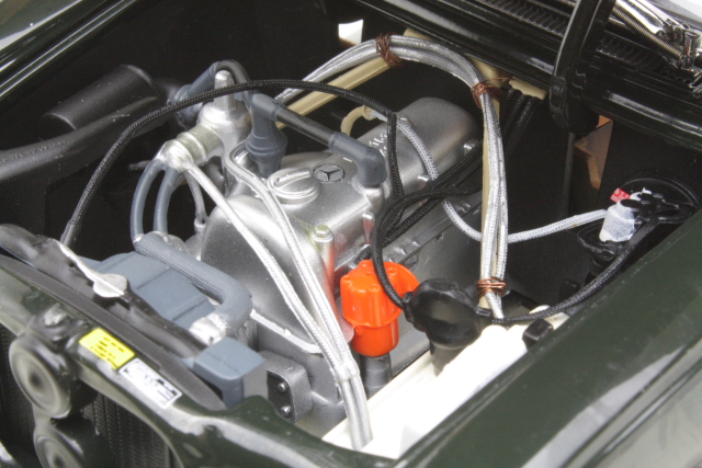Mercedes 220 (W115) 1968 "Strich 8", tummanvihreä