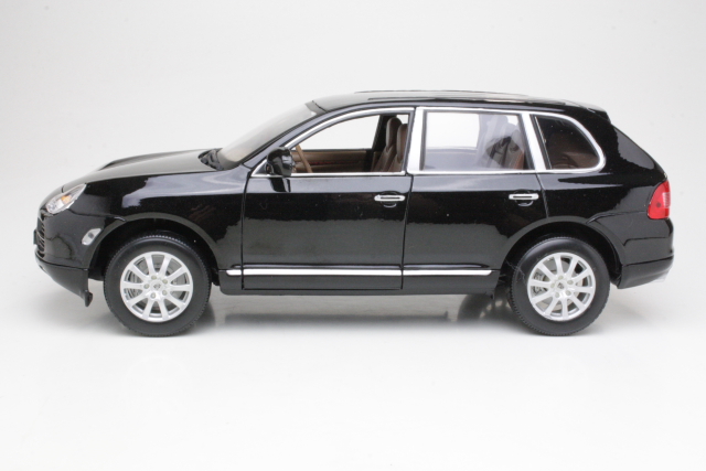 Porsche Cayenne, black