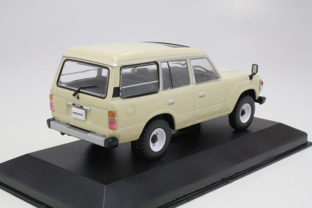 Toyota Land Cruiser 1982, beige - Sulje napsauttamalla kuva