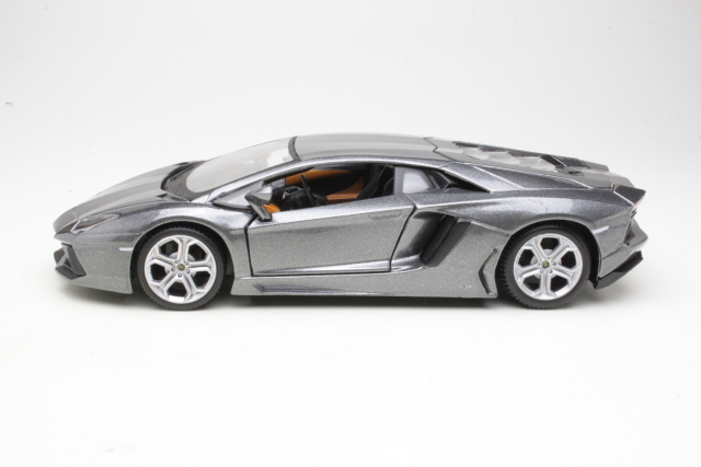 Lamborghini Aventador LP700-4 2011, harmaa - Sulje napsauttamalla kuva