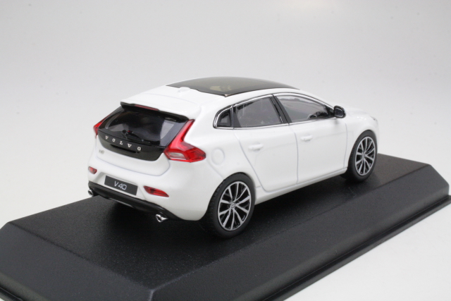 Volvo V40 2016, valkoinen