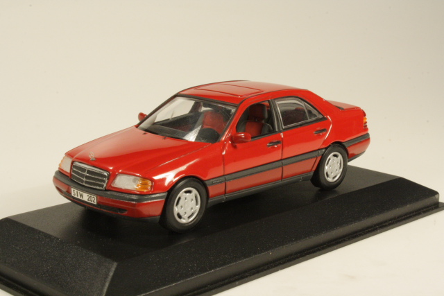 Mercedes C180, punainen