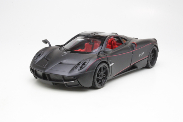 Pagani Huayra 2012, musta