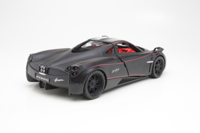 Pagani Huayra 2012, musta