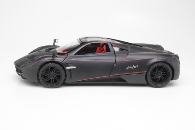 Pagani Huayra 2012, musta