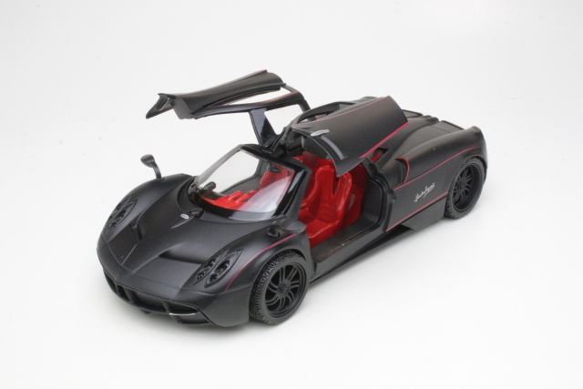 Pagani Huayra 2012, musta