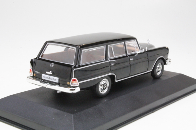 Mercedes 230S Universal 1967, musta