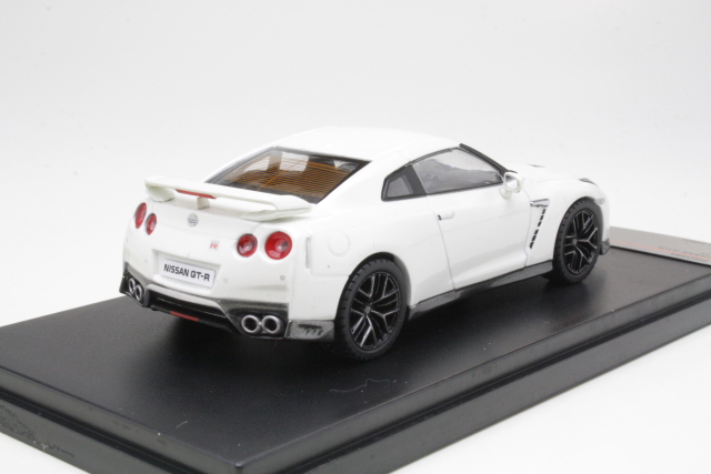 Nissan GT-R 2017, valkoinen