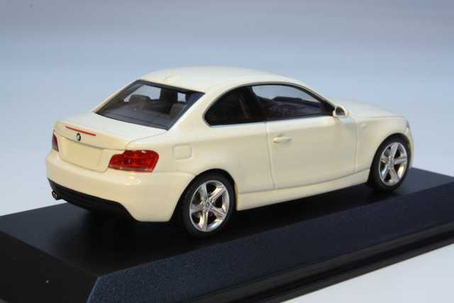 BMW 1-series (e88) Coupe, valkoinen