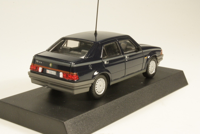Alfa Romeo 75 1.6 I.E 1988, tummansininen "Carabinieri"
