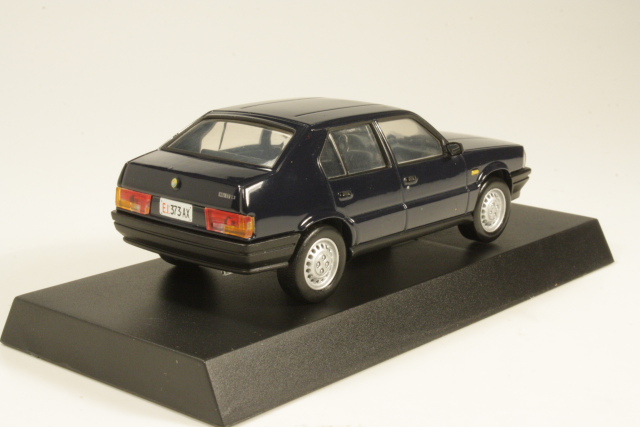 Alfa Romeo 33 1.3 1983, tummansininen "Carabinieri"