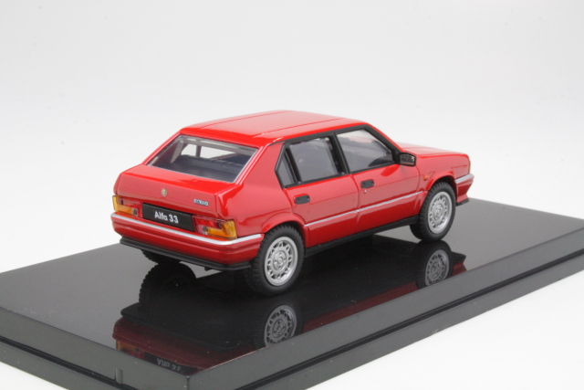 Alfa Romeo 33 Quadrifoglio, punainen