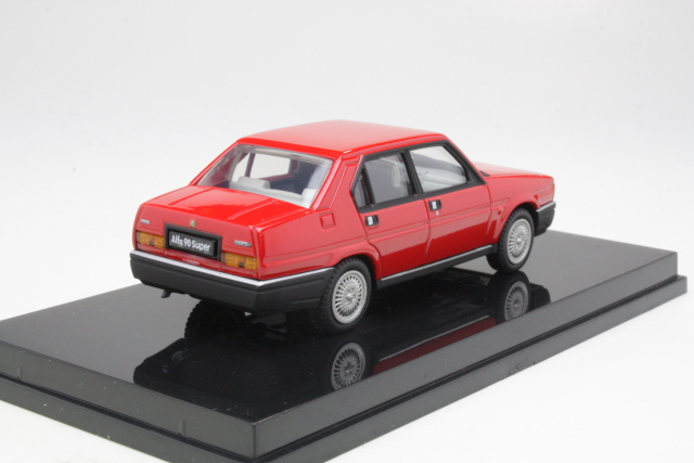 Alfa Romeo 90 Super Berlina 1984, punainen