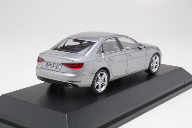 Audi A4 2015, silver