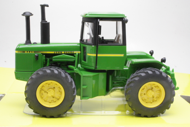 John Deere 8440, green