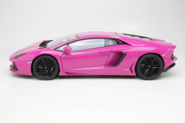Lamborghini Aventador LP700-4, pinkki - Sulje napsauttamalla kuva