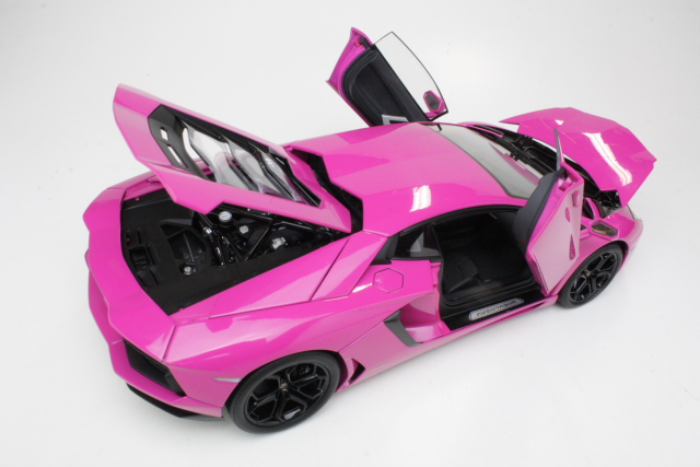 Lamborghini Aventador LP700-4, pinkki - Sulje napsauttamalla kuva