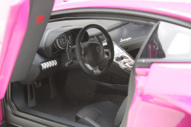 Lamborghini Aventador LP700-4, pinkki